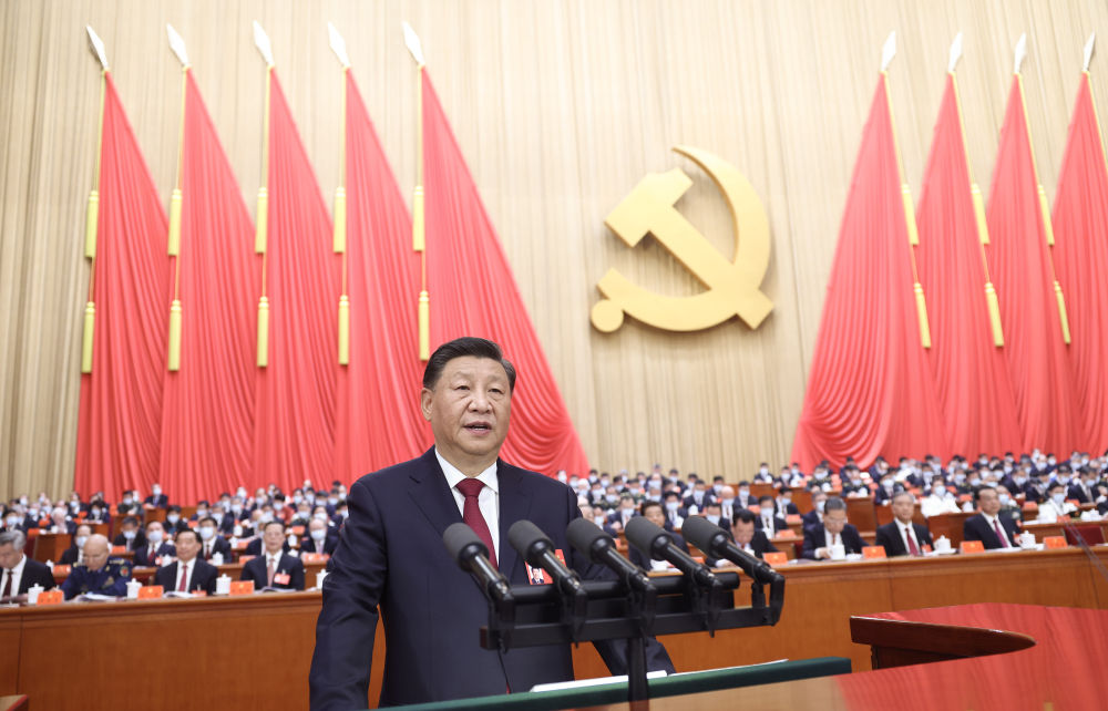 2022年10月16日，中國(guó)共產(chǎn)黨第二十次全國(guó)代表大會(huì)在北京人民大會(huì)堂開(kāi)幕。習(xí)近平代表第十九屆中央委員會(huì)向大會(huì)作報(bào)告。新華社記者 鞠鵬 攝