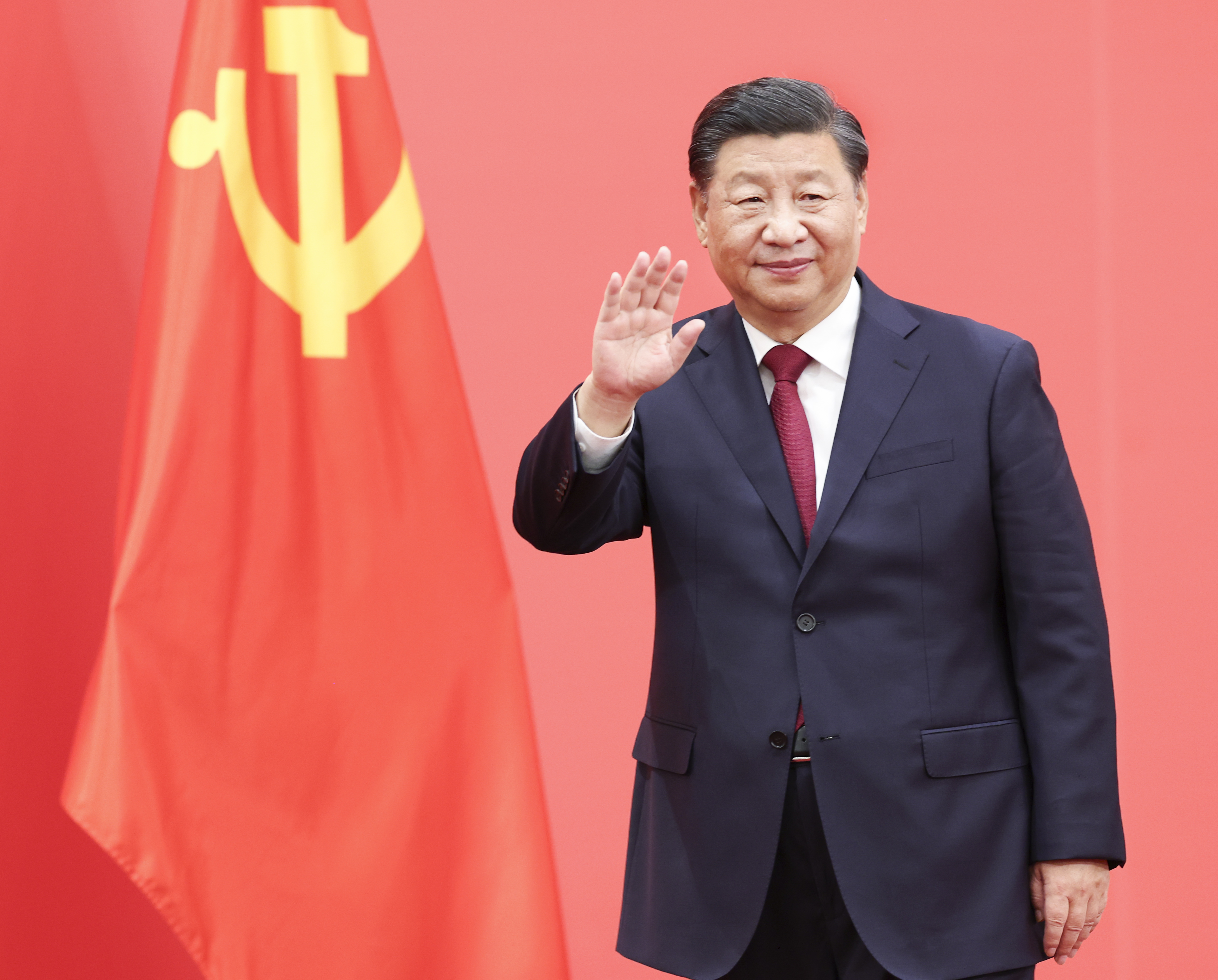 22年10月23日，剛剛在中國(guó)共產(chǎn)黨第二十屆中央委員會(huì)第一次全體會(huì)議上當(dāng)選的中共中央總書記習(xí)近平和中共中央政治局常委李強(qiáng)、趙樂(lè)際、王滬寧、蔡奇、丁薛祥、李希在北京人民大會(huì)堂同采訪中共二十大的中外記者親切見(jiàn)面。這是習(xí)近平向在場(chǎng)的中外記者揮手致意。新華社記者 龐興雷 攝